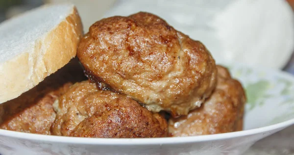 Piatto Sul Tavolo Con Cotolette Pezzo Pane — Foto Stock