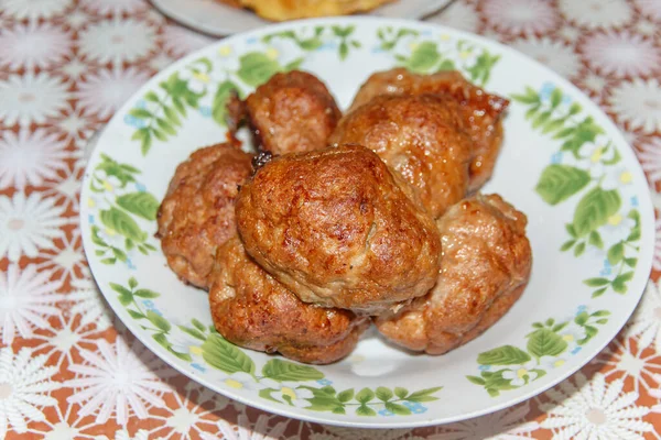 Teller Auf Dem Tisch Mit Gebratenen Schnitzeln — Stockfoto