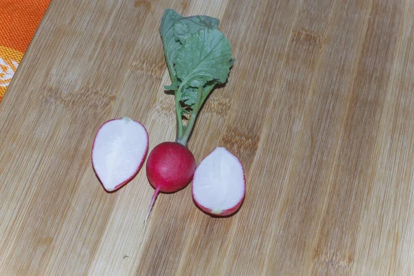 Rábano Rojo Reducido Mitad Una Tabla Madera — Foto de Stock