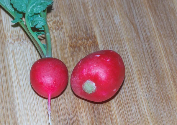 Tahtaya yakın iki kırmızı turp.  