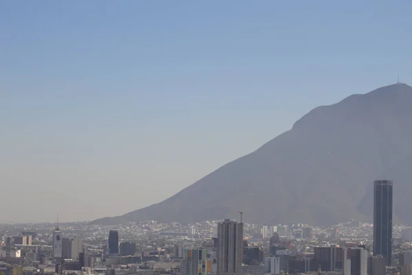 Vista del progreso de la contaminación en la ciudad de Monterrey México —  Fotos de Stock