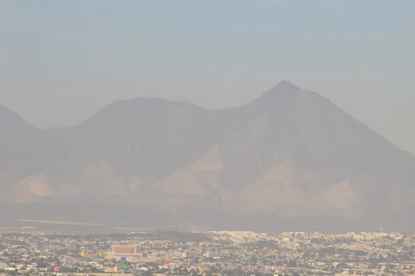 Vista del progreso de la contaminación en la ciudad de Monterrey México — Foto de Stock