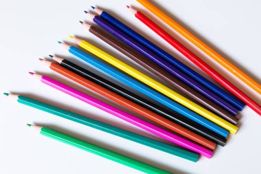 Beyaz arkaplanda izole edilmiş renkli kalemler