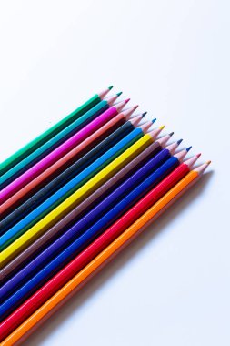 Beyaz arkaplanda izole edilmiş renkli kalemler