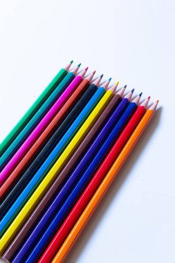 Beyaz arkaplanda izole edilmiş renkli kalemler