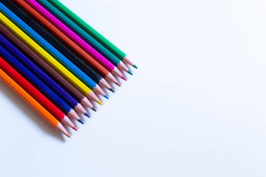 Beyaz arkaplanda izole edilmiş renkli kalemler