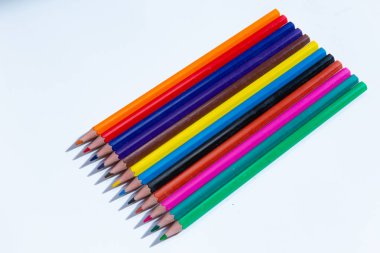 Beyaz arkaplanda izole edilmiş renkli kalemler