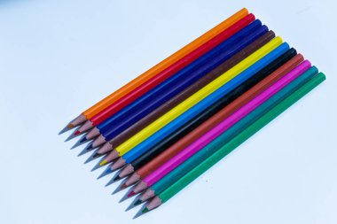 Beyaz arkaplanda izole edilmiş renkli kalemler