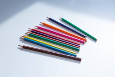 Beyaz arkaplanda izole edilmiş renkli kalemler