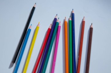 Beyaz arkaplanda izole edilmiş renkli kalemler