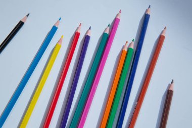 Beyaz arkaplanda izole edilmiş renkli kalemler