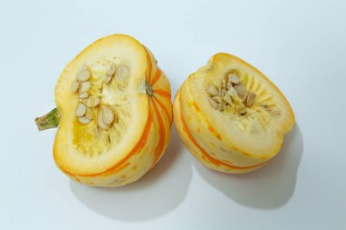 beyaz arkaplanda kabaklar