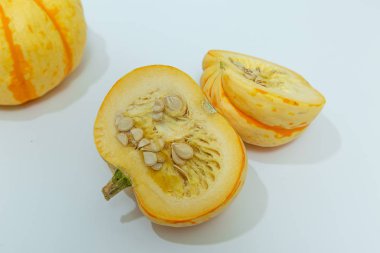 beyaz arkaplanda kabaklar