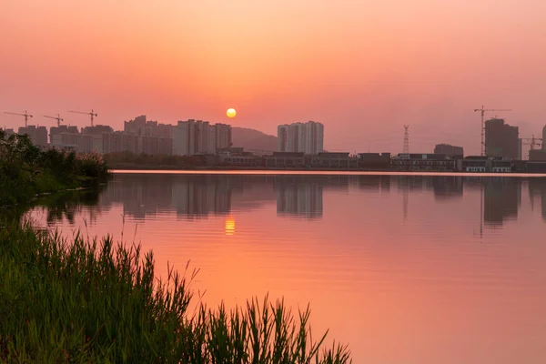 Ηλιοβασίλεμα Πάνω Από Ποτάμι Στην Κίνα — Φωτογραφία Αρχείου