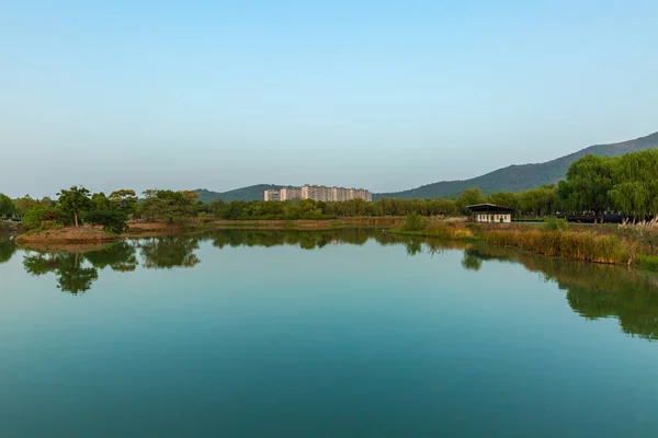 Paisaje Con Lago Cielo Azul China — Foto de stock gratuita
