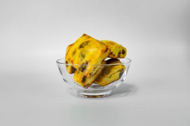 Beyaz arkaplanda şeffaf bir tabakta çerezler