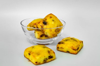 Beyaz arkaplanda şeffaf bir tabakta çerezler