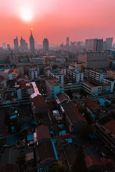 中国城市上空的粉色落日 — 图库照片