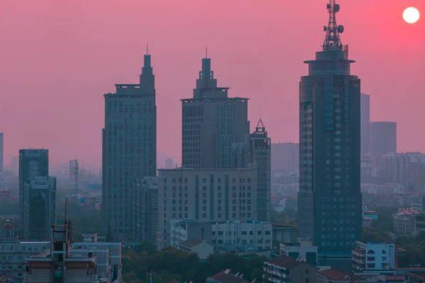 中国城市上空的粉色落日 — 图库照片