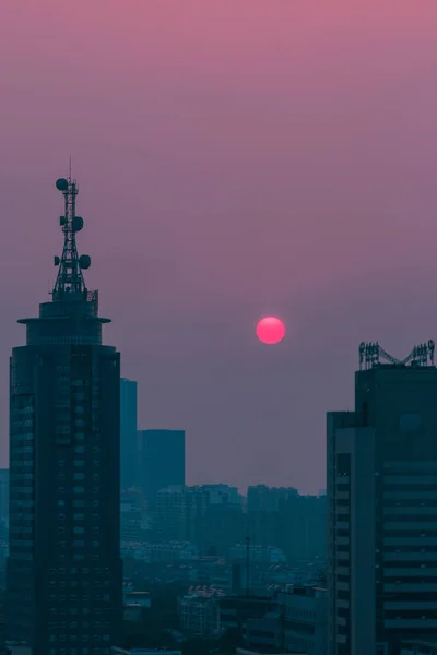 Puesta Sol Rosa Sobre Ciudad China — Foto de stock gratis