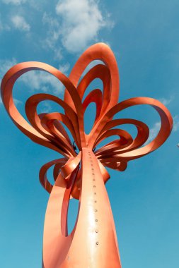 mavi zemin üzerine kırmızı kalp.