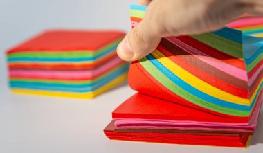 beyaz arkaplandaki notlar için renkli kağıt