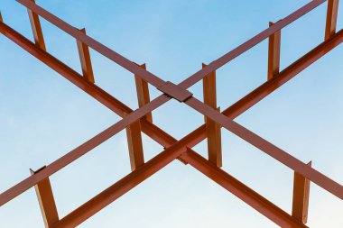 İki demir merdivenin kesiştiği yerde.