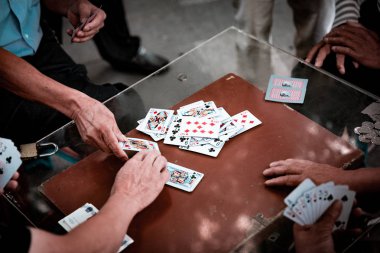 Yaşlı adamlar para için kart oynarlar.