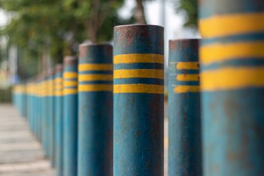 Sarı çizgili mavi sütunlar