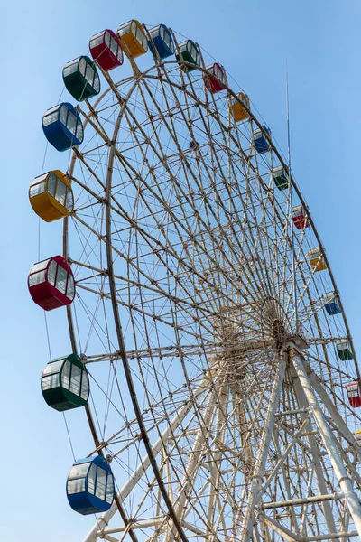 Flerfärgat Pariserhjul Med Blå Himmel — Gratis stockfoto