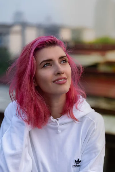 Portrait Girl Pink Hair White Sweater Hood Roof — Stock Photo, Image