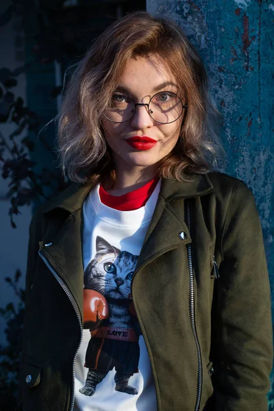 Dziewczyna Okularami Czerwoną Szminką — Zdjęcie stockowe
