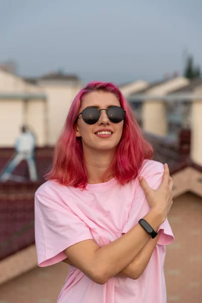 Retrato Una Chica Con Pelo Rosa Gafas — Foto de Stock