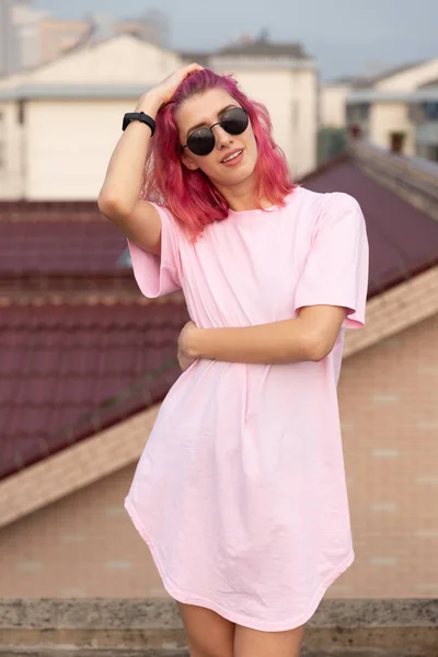 Retrato Una Chica Con Pelo Rosa Gafas — Foto de Stock