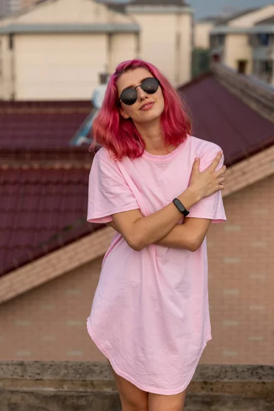 Portrét Dívky Růžovými Vlasy Brýlích — Stock fotografie