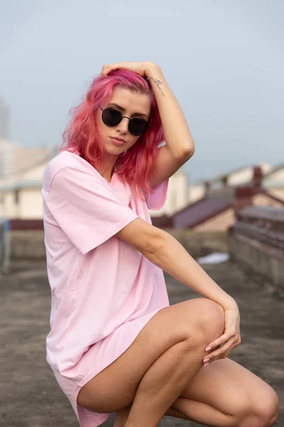 眼鏡をかけたピンクの髪の少女の肖像画 — ストック写真