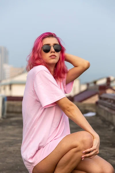 Retrato Una Chica Con Pelo Rosa Gafas — Foto de Stock