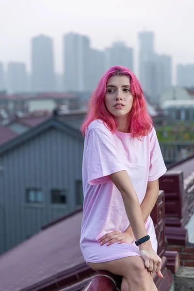屋根の上にピンクの髪の少女の肖像画 — ストック写真