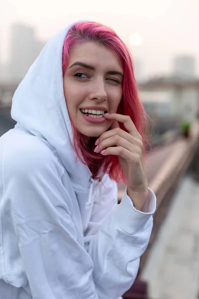 Portrait Girl Pink Hair White Sweater Hood Roof — Stock Photo, Image