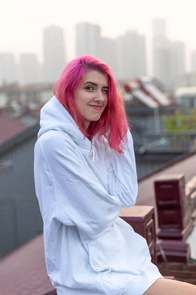 Portrait Girl Pink Hair White Sweater Hood Roof — Stock Photo, Image