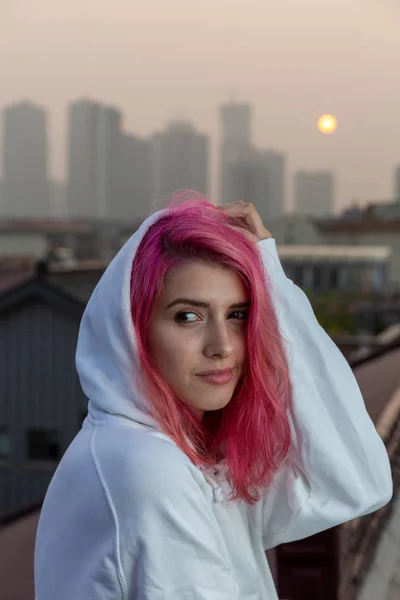 Portrait Girl Pink Hair White Sweater Hood Roof — Stock Photo, Image