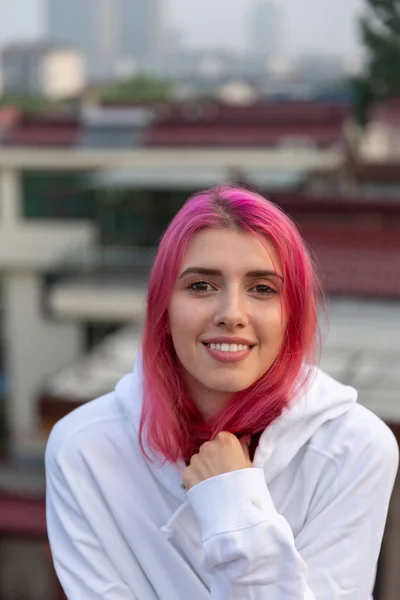 Portrait Girl Pink Hair White Sweater Hood Roof — Stock Photo, Image