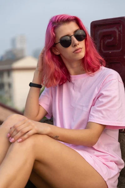 眼鏡をかけたピンクの髪の少女の肖像画 — ストック写真
