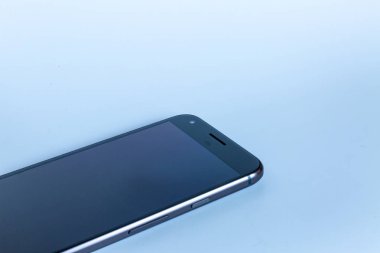 Cep telefonu üzerinde mavi arka plan izole 