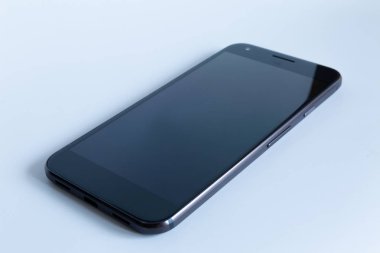 Cep telefonu üzerinde mavi arka plan izole 