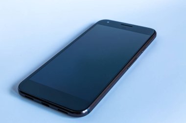 Cep telefonu üzerinde mavi arka plan izole 