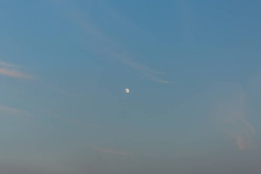 Bulutlu ve aylı mavi gökyüzü