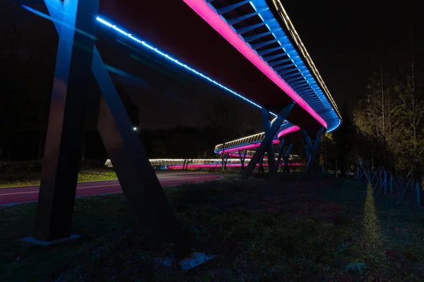 夜の橋の色鮮やかな光は — ストック写真