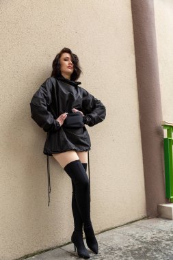 Açık havada poz veren bir kızın portresi.