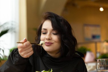 Kafede poz veren bir kızın portresi.